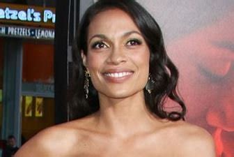 Rosario Dawson strips totally nude as she refuses to let gravity。